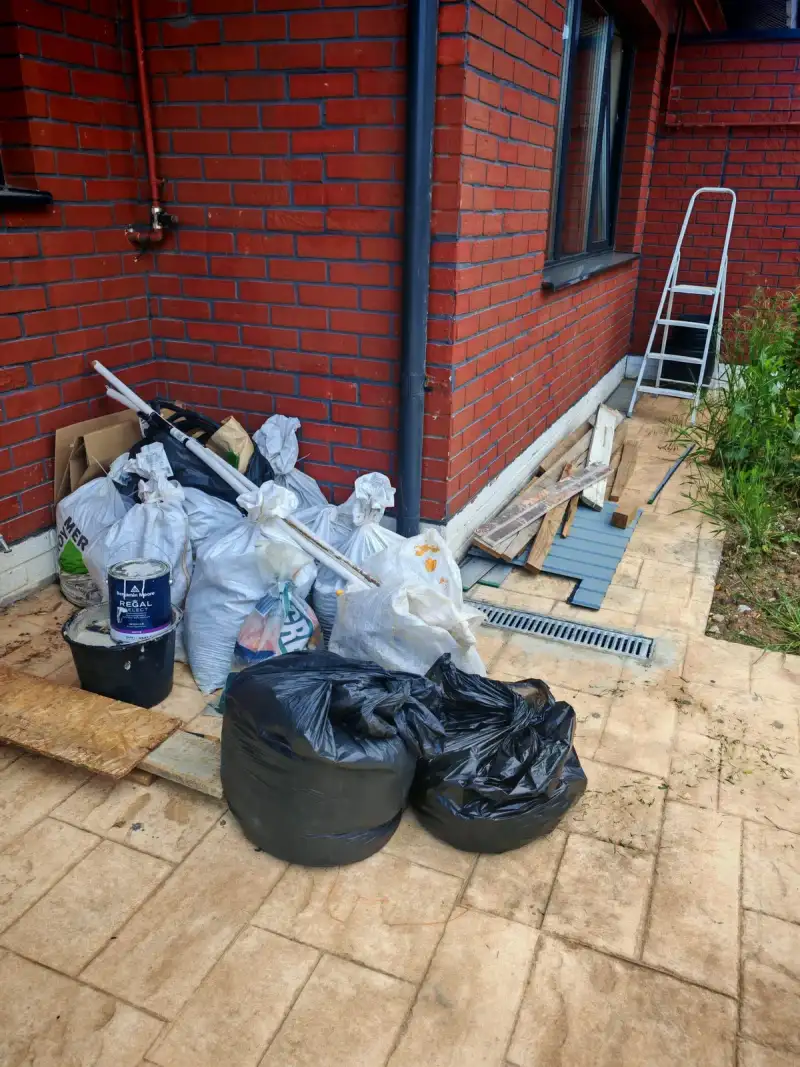 Spațiu cu deșeuri din construcție - rigips, parchet și ambalaje în Popești-Leordeni